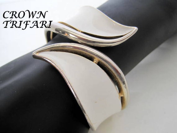 Crown Trifari Bracelet, White Enamel Hinged, Clamper Bracelet, Gift for Woman, Gold Tone Bracelet