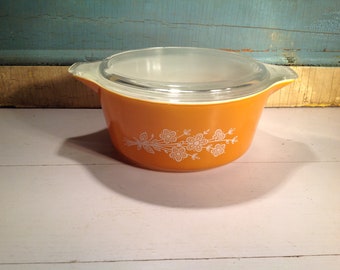 Vintage Pyrex casserole #476-B daisy