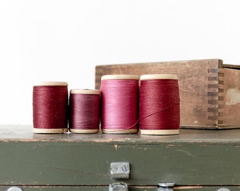 Wooden spools Thread spools Vintage sewing supplies Red decor Sewing room decor Photo prop Collectibles - set of 4