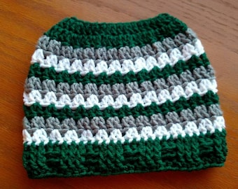 Messy bun hat, Messy bun beanie, top knot hat, Topknot toque, green messy bun hat, St Patrick's day messy bun hat, winter hat