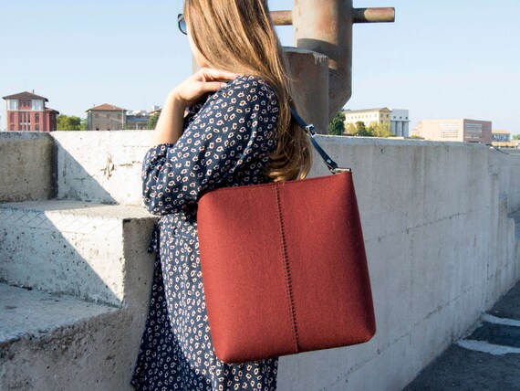 Large felt SHOULDER BAG with leather strap / maroon crossbody bag / wool felt bag / tote bag / felt tote / made in Italy