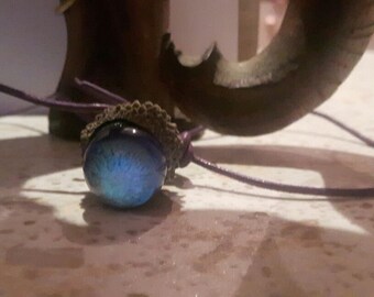 Pendant acorn + Glow effect (fluorescent + moonlighter) with leather strap