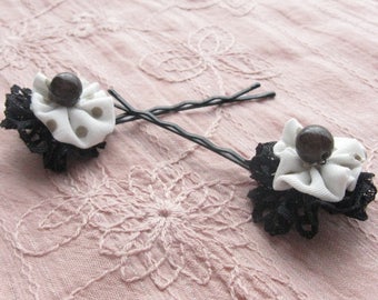 White pins with dots and 2 x Black Pearl