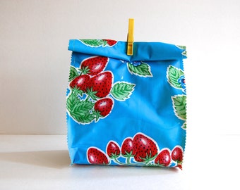 Oil cloth lunch bag in Blue strawberry