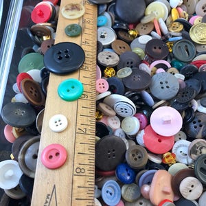 Bulk Buttons. BUTTON LOT. wholesale buttons. vintage buttons. plastic buttons. mixed colours. old buttons. craft buttons No.001507