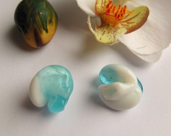 set of two twisted glass beads