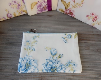 Clutch soft ivory and blue flowers