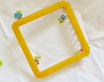 Bakelite Weave-It vintage loom craft version 4 x 4 inches