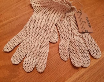 Vintage crochet 1950s gloves.