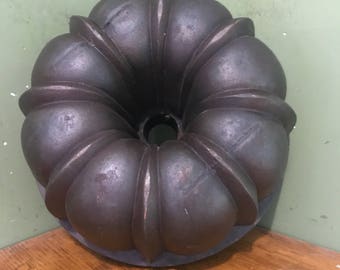 vintage cast iron unmarked bundt pan