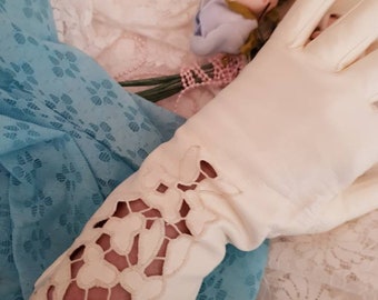 Vintage gloves white kid leather wedding gloves/pretty prom gloves unworn size 7 ships worldwide/free UK shipping