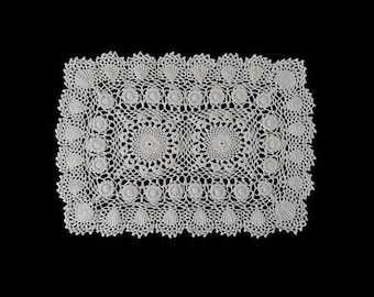 Vintage handmade crocheted doily centerpiece -- light beige crocheted centerpiece with shell-like flowers -- 17.5x12 inches / 44.5x31 cm