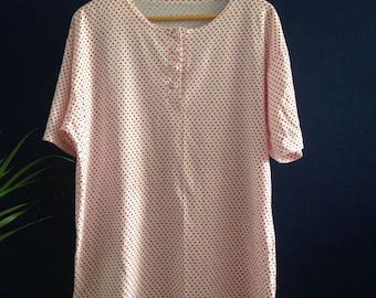 Oversized vintage t-shirt with dots.