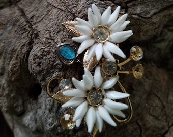 Adorable Vintage Daisy Flower Brooch