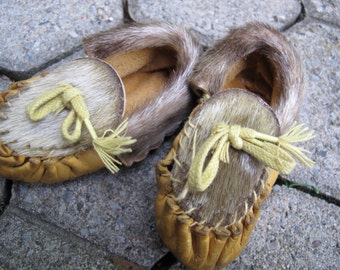 SALE Vintage hand made children's moccasins / toddler's deerskin moccasins / fur trimmed slippers / Native American Moccasins