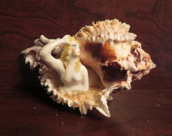 Sirène qui sort une Figurine de coquillage