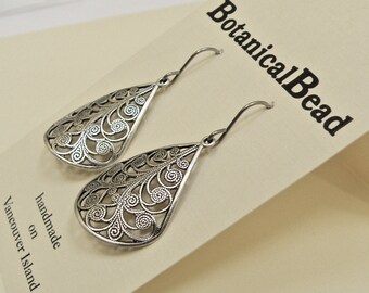 silver drop earrings, vintage silver drops, silver earrings, silver filigree earrings, silver filligree drops