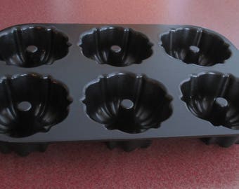 Nordic Ware Bundt Pan Fluted 6 cup mini cake muffins black heavy metal baking mold bunt EXCELLENT COND nordicware Coated Solid Cast Aluminum