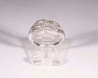 14k White Gold Ring with Diamond Chips ,Size 7