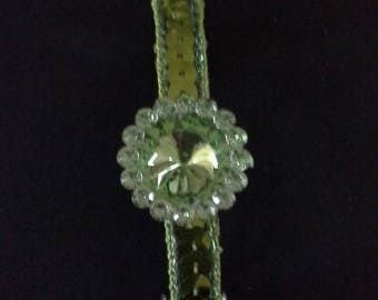1 green sequined clip