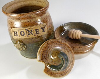 Ceramic honey dipper pot with HONEY, pottery honey jar with lid, saucer and stick, stoneware honeypot with bee
