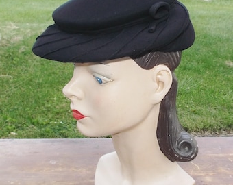 1930s Vintage French Black Silk Tilt Hat by Janyne Paris Size 23 Large