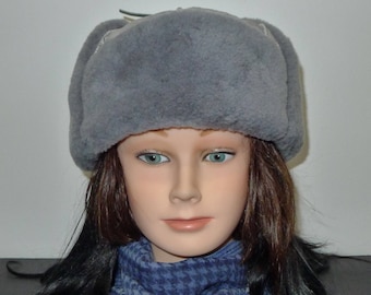 Beautiful light blue genuine shearling sheepskin trooper style hat- in excellent condition L -Chapeau en agneau retourné bleu clair.G