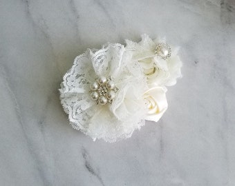 Flower hair clip / flower girl hair clip, ivory hair clip / lace flower clip ivory, bridesmaid hair clip, wedding hair clip / girl hair clip