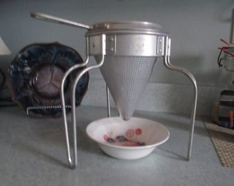 Vintage Aluminum Apple Sauce Colander - Juicer, Tripod Stand, Wear-Ever USA Made Mint Condition, easy storage