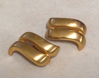 Debbie Reynolds Estate: 1.25" Double Bar Gold Clip-on Earrings