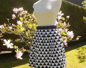 Skirt with flat pleats - black and white - size 38
