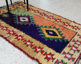 Vintage Moroccan rug woven using different scraps of used textiles / boucherouite / boucherouette