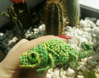 Knitting brooch chameleon green