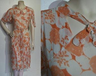 Wonderful 1930s rayon chiffon art deco print day dress w/cutout neckline, ruffles, self belt, bust 34"