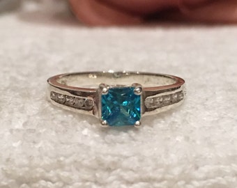 Absolutely Delightful Vintage Sterling SILVER Ring-Pretty Central BLUE CRYSTAL Crystal-Flanked by Cubic Zirconias-Uk Size O -Us Size 7