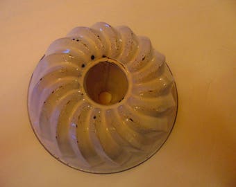Vintage Enamel Bundt Swirl Pan white
