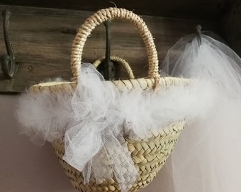 White tulle, the hearty basket