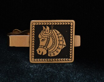 Swank pince à cravate, cheval de carrousel, émail noir et or, Collection Design, 1953