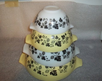 Set of 4 Yellow & White Gooseberry Pyrex Cinderella Mixing Bowl Set, Beautiful!