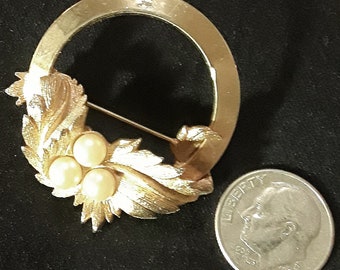 Sarah Coventry stamped gold tone and faux pearl brooch