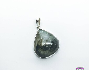Woman, LABRADORITE pendant on 925 sterling silver
