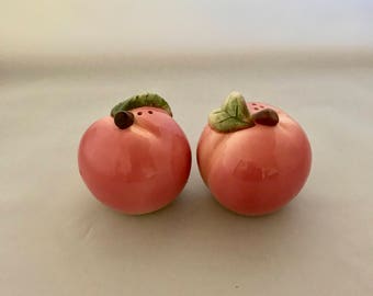 Vintage Salt and Pepper Shakers. Vintage Peach Salt and Pepper Shakers. Peach Salt and Pepper Shakers. Salt and Pepper Shakers Vintage.