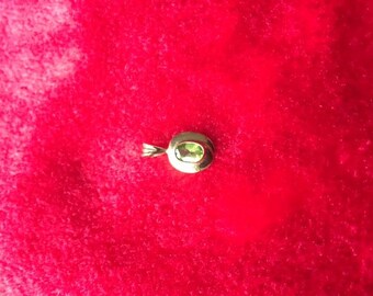 9kt gold and peridot pendant