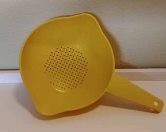 Vintage Tupperware 1 quart colander