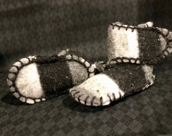 Warm, wool baby booties (black & grey)