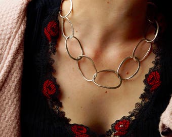 Silver eyelets with hammered surface