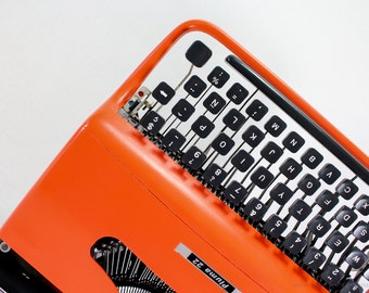 QWERTY - Typewriter Olivetti Pluma 22 - working portable typewriter - Orange typewriter - Olivetti Lettera 22 working typewriter - gift