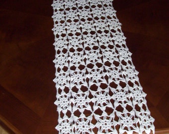 Table runner vintage crochet