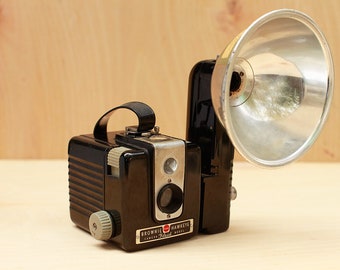 Kodak Brownie Hawkeye Camera with Molded Bakelite Body & Flash Arm