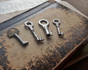 4 Vintage small metal skeleton keys, jewelry finding, key charm,metal key pendant, crafts supplies